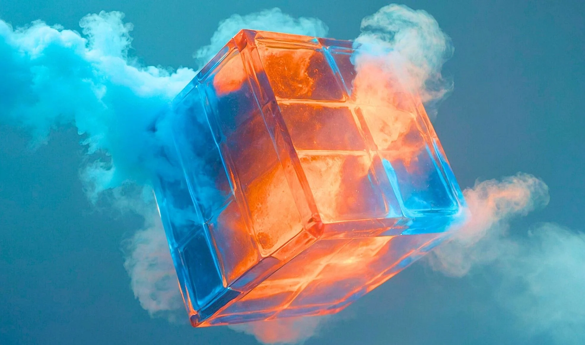Maßgeschneiderte IT-Lösungen für individuelle Anforderungen Leuchtender Würfel schwebt in farbigen Wolken – symbolisiert kreative und individuelle IT-Lösungen, die exakt auf Kundenbedürfnisse zugeschnitten sind