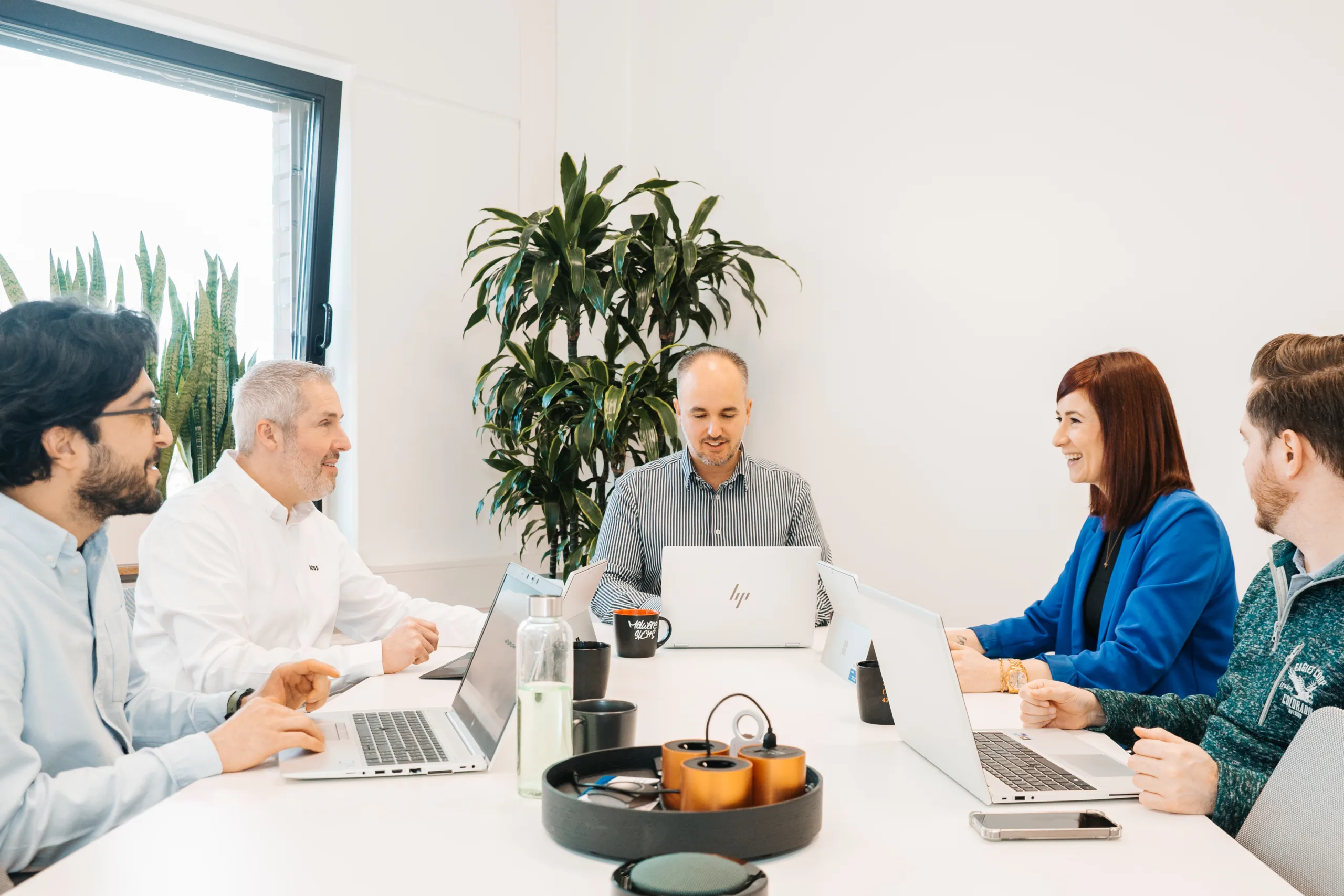 Teammeeting bei Pace-IT – Strategiebesprechung im IT-Systemhaus Mitarbeiter von Pace-IT bei einem Teammeeting - Strategiebesprechung im IT-Systemhaus
