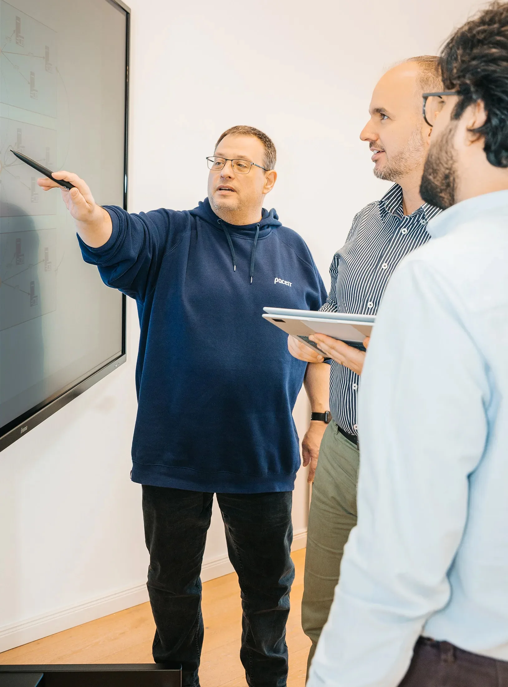 IT-Experten von pace-IT bei der Entwicklung individueller IT-Lösungen für mittelständische Unternehmen in Krefeld und Köln, IT-Systemhaus