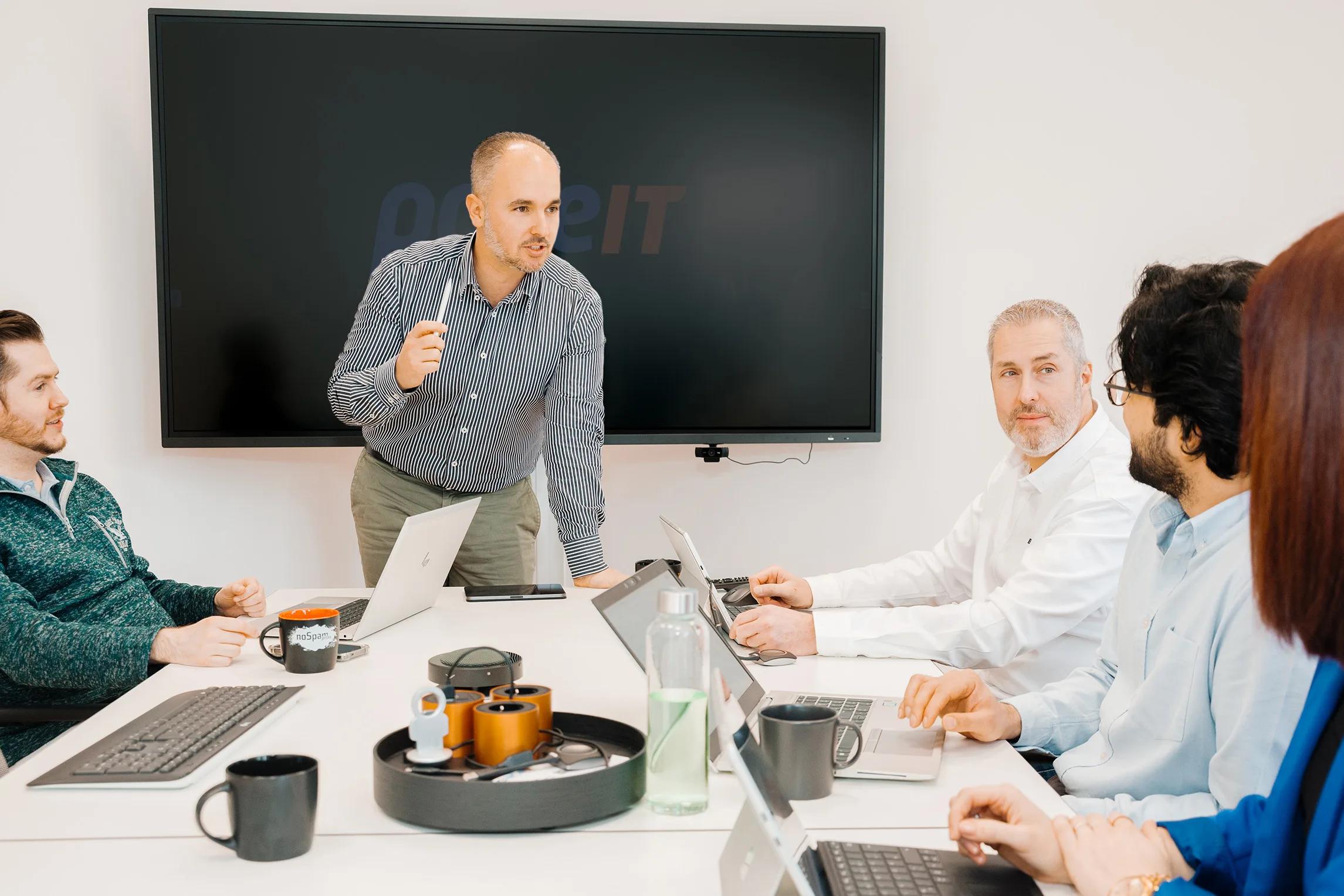IT-Team von pace-IT im Meeting – persönliche Beratung und partnerschaftliche Zusammenarbeit mit mittelständischen Kunden für ganzheitliche IT-Lösungen