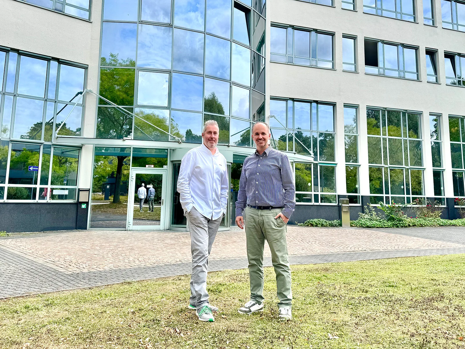 pace-IT IT-Systemhaus Krefeld – Geschäftsführung vor neuem Hauptsitz Geschäftsführung des IT-Systemhaus Krefeld pace-IT vor dem neuen Hauptsitz in Fichtenhain