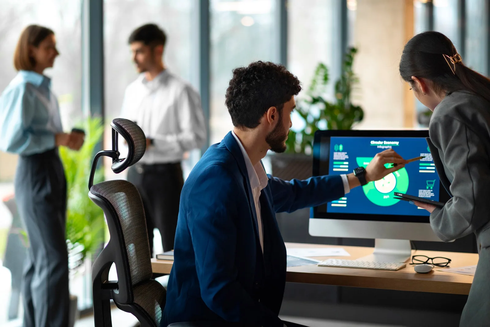 IT-Dienstleister sichert Unternehmenserfolg mit Managed Services und zuverlässigem IT-Support. IT-Dienstleister – ganzheitliche Managed Services und professioneller IT-Support im modernen Büro mit interaktivem Dashboard.