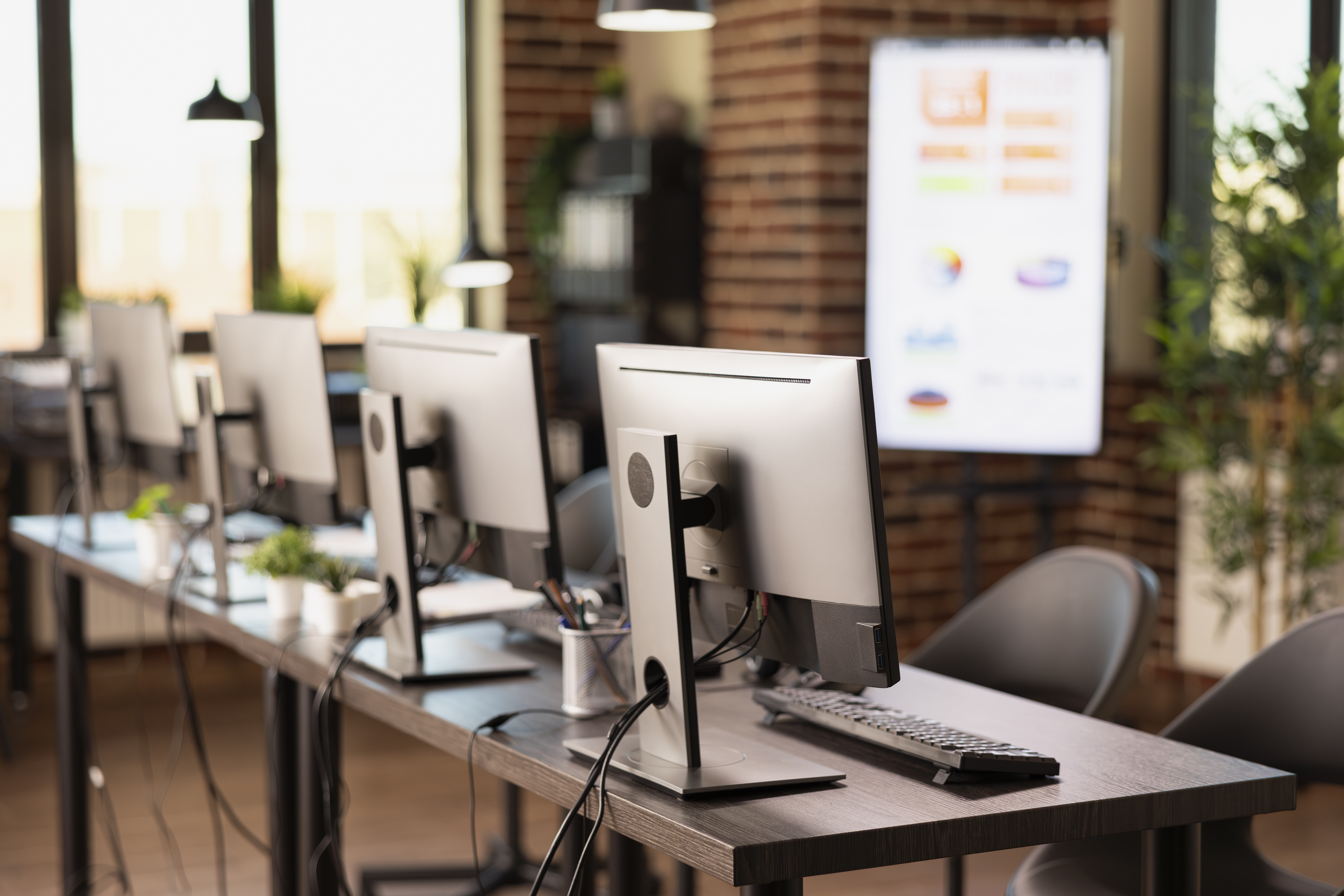 Moderner Arbeitsplatz mit Computern Leerer moderner Arbeitsplatz mit Computern - Windows-10-Umstieg