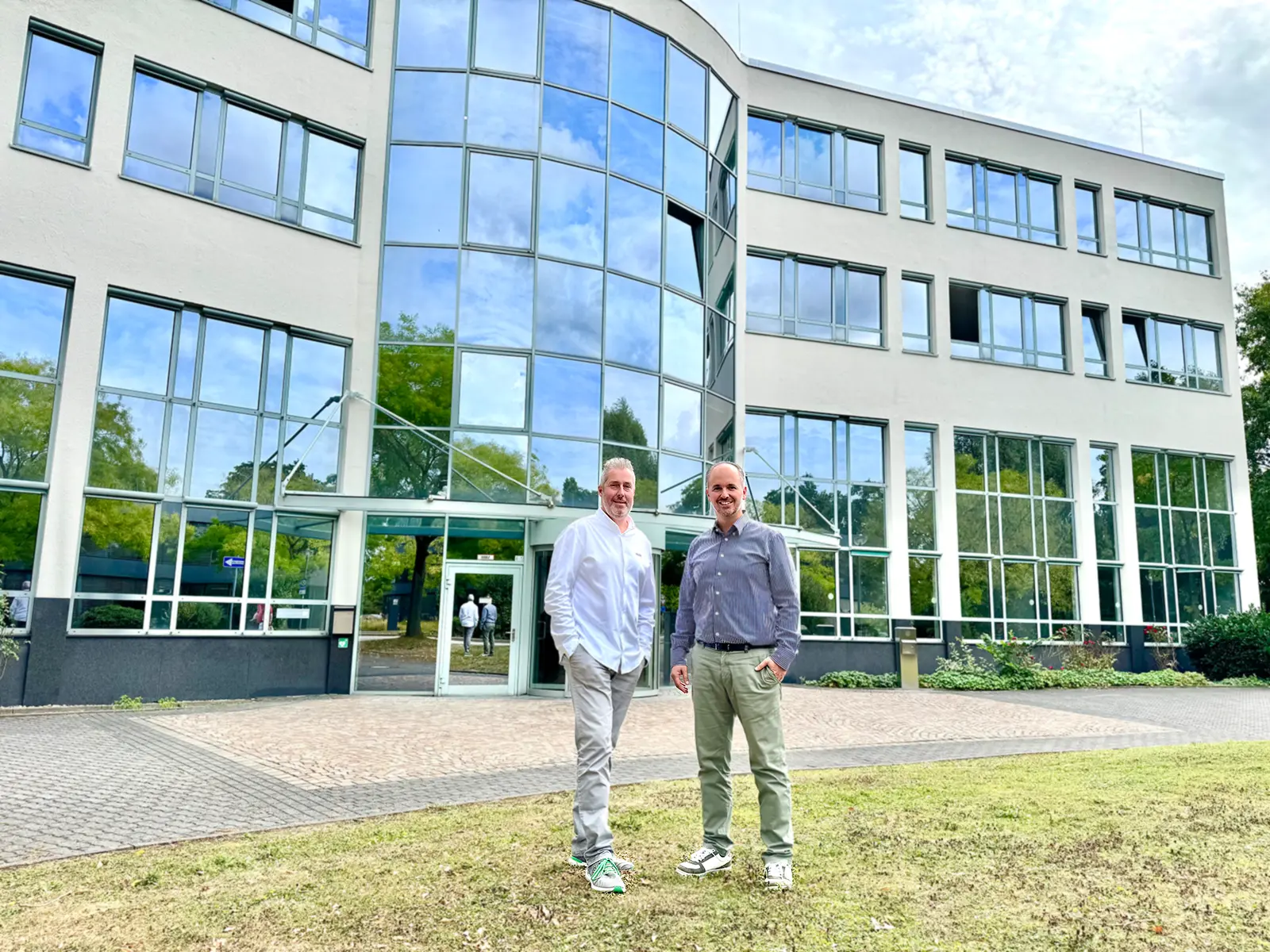 Geschäftsführung des IT-Systemhaus Krefeld pace-IT vor dem neuen Hauptsitz in Fichtenhain