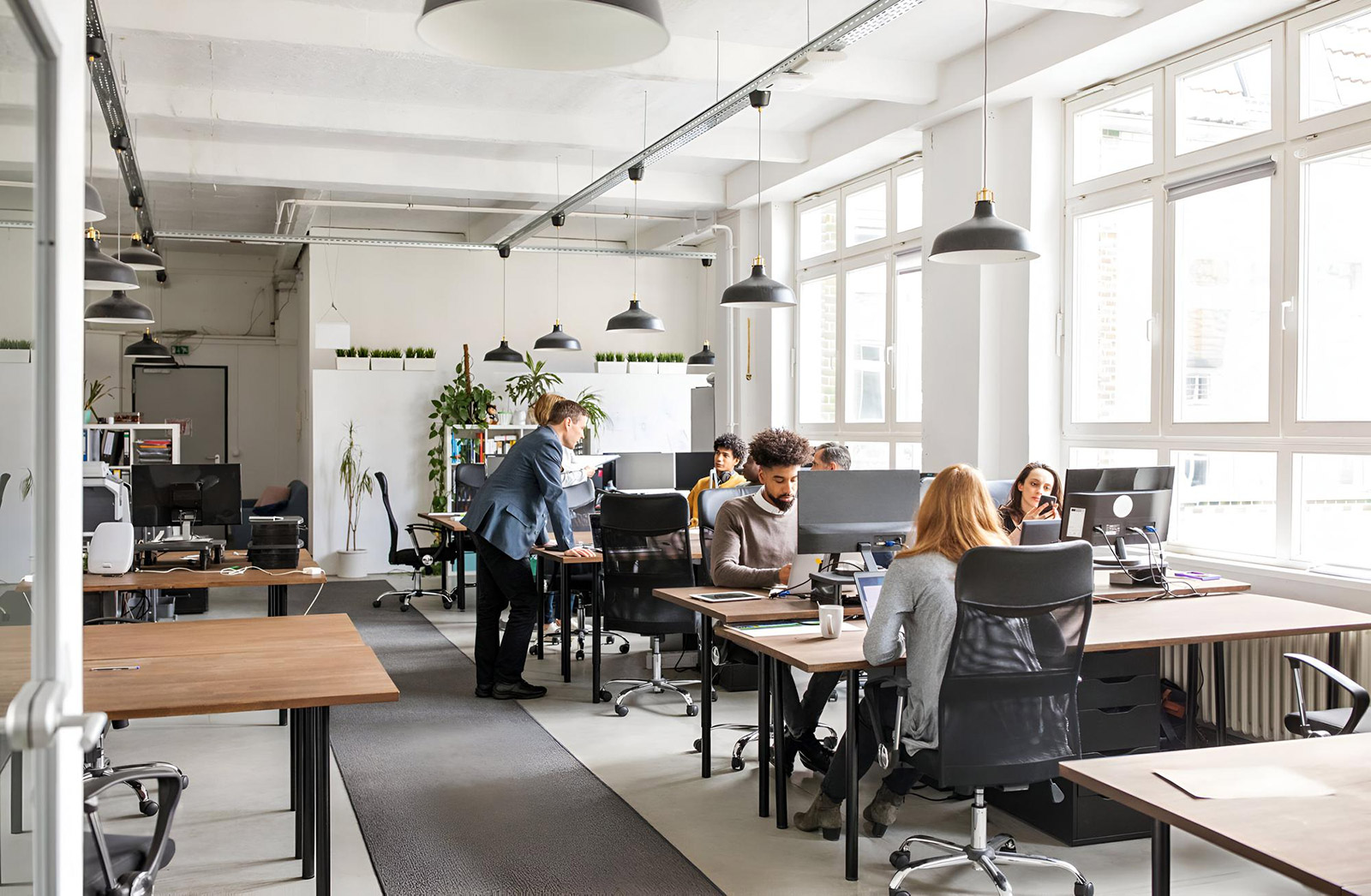 Zero-Trust Sicherheitskonzept für NIS2-Compliance im Mittelstand Modernes Büro mit IT-Sicherheitsteam bei der Implementierung von Zero-Trust-Architektur für NIS2-Compliance im Mittelstand